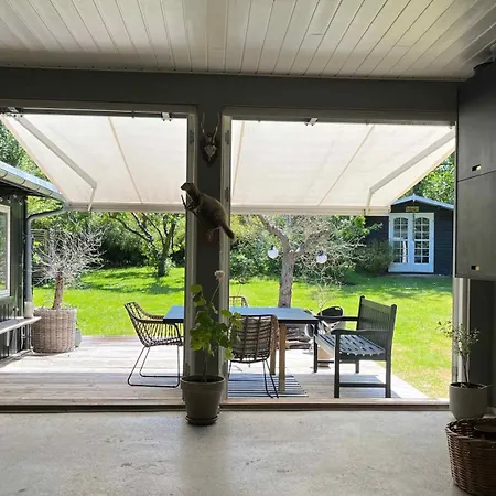 Charming Family Summer House In Hollselund 펜션